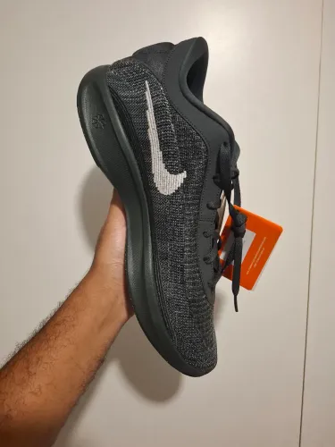 Tênis Nike Team Hustle Academy 