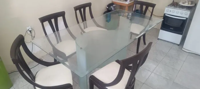 Vendo uma mesa toda em vidro com 6 cadeiras. WhatsApp *