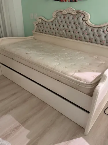 Cama provençal com cabeceira estofada capitonê e cama auxiliar com colchão