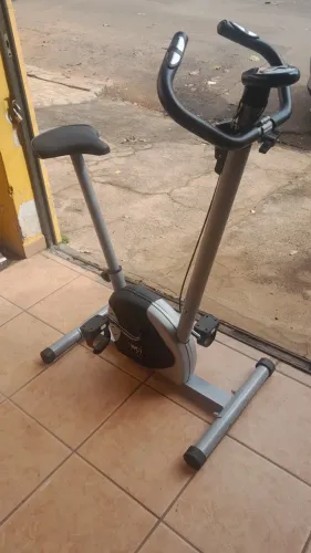 Bicicleta Ergométrica Vertical WCT Fitness - Exercícios em Casa