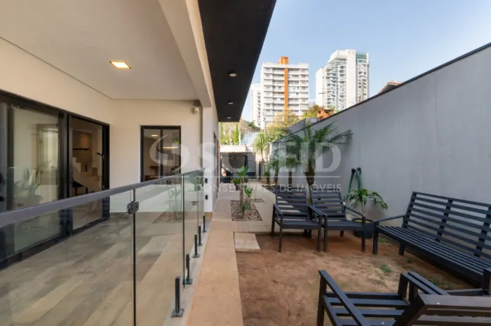 Casa de Vila á Venda no Brooklin com 188m², 3 quartos sendo 3 suítes, 2 vagas.