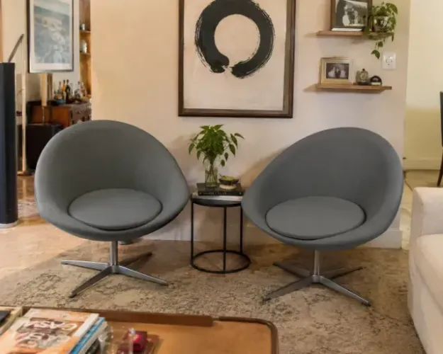 2 Poltronas - Material: Couro Cor: Cinza
