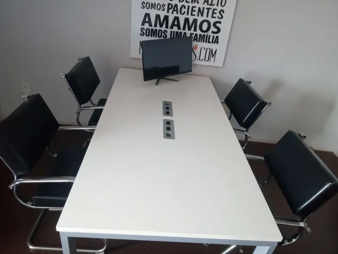 Mesa para reunião com quatro cadeiras