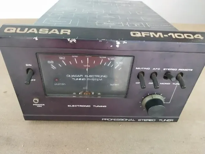 Vendo Sintonizador FM Quasar modelo QFM 1004, precisa calibre nas estações.