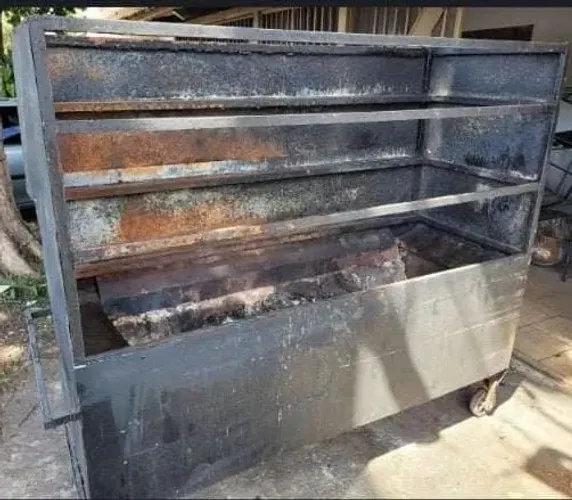 Churrasqueira industrial para frango assado no carvão com 11 espetos, grelha com rodas.