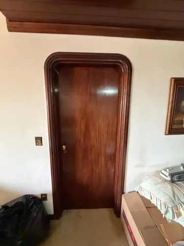 Vendo portas internas de madeira com fechaduras, batentes e guarnições.