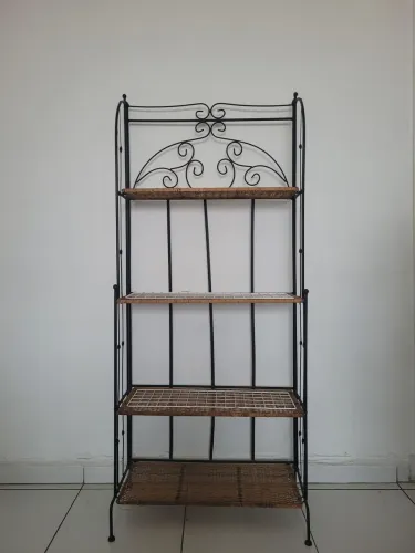 Estante rústica de Aço e vime.