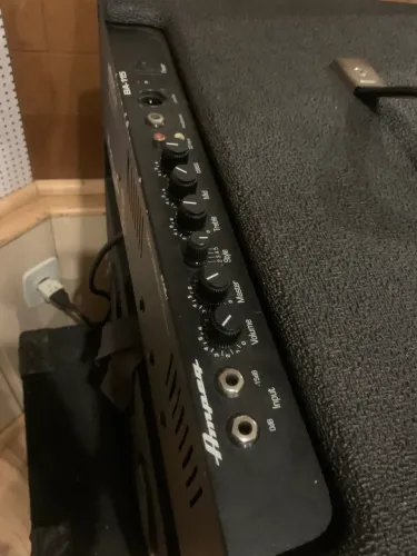 Amplificador de Baixo Ampeg BA115