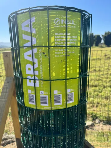 Tela Soldada revestida com PVC Verde Brava (Fio 2,50mm / Malha 5x10cm) - Rolo 15m