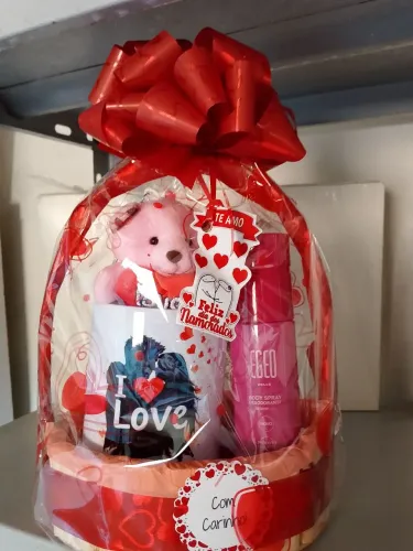 Linda cesta contém: xícara personalizada+body spray Egeo doce um chaveiro pelúcia.