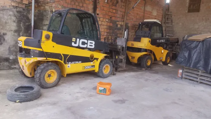 Empilhadeira JCB com opção de pá carregadeira 