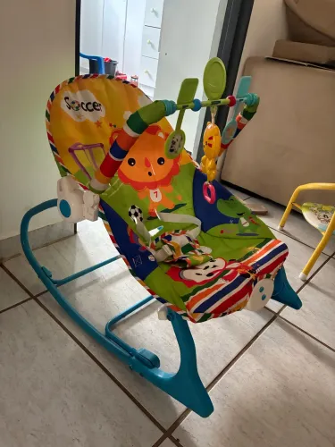 Cadeirinha de descanso infantil com brinquedos - ótimo estado