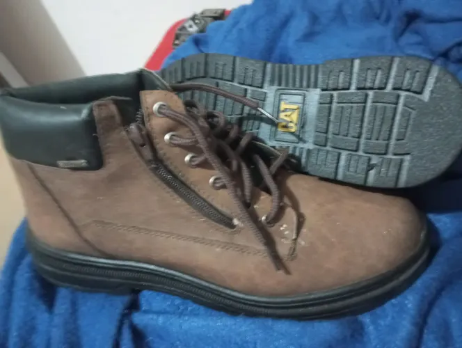 Vende-se bota masculina, estilo coturno. Tem cadarço e zíper. Nunca usada.