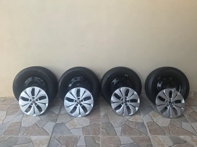 Kit Completo Pneu Roda e Calotas. Goodyear wrangle Original Tcross Sense