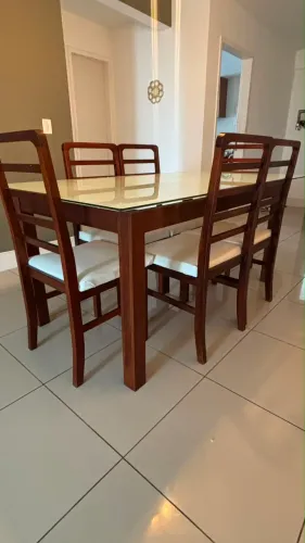 mesa com pés em madeira, com tampo de vidro e 6 cadeiras em madeira