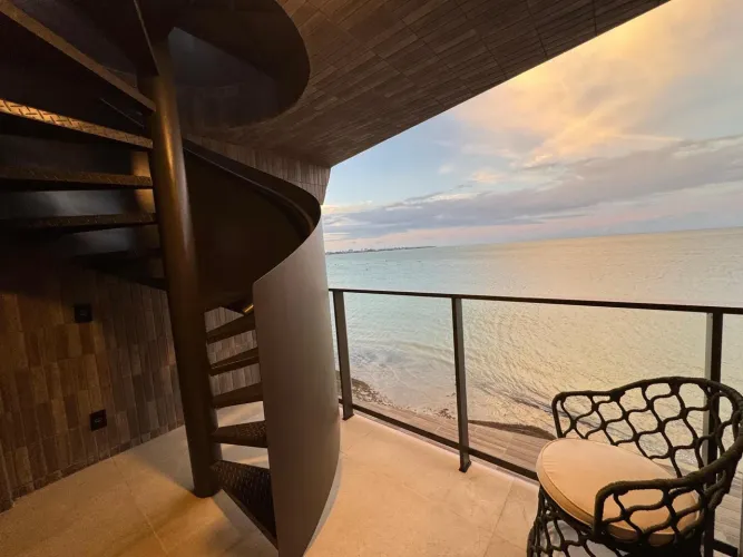 Duplex pé na areia no Jardim Oceania alto padrão
