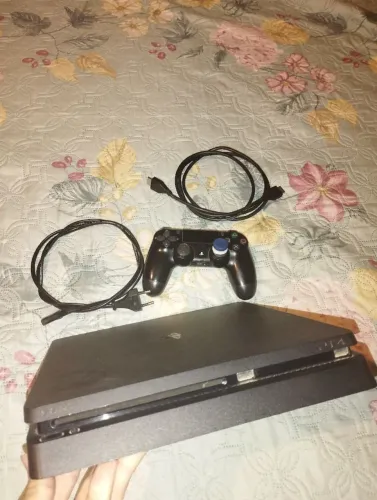 PS4 em excelente estado, um controle excelente estado e cabos originais 