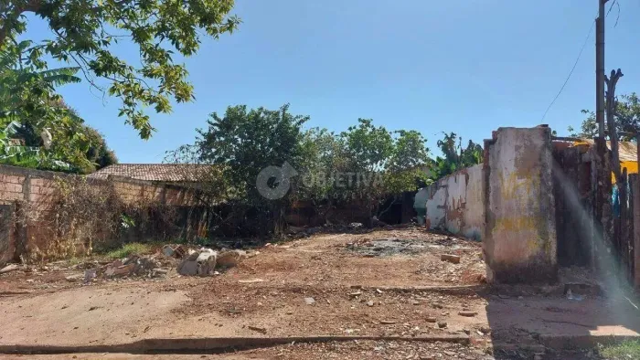 Terreno plano disponível para venda