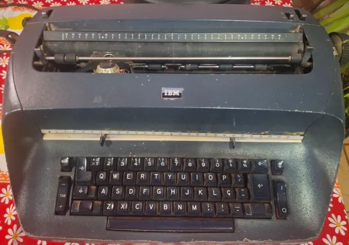 Maquina de escrever IBM para retirada de peças