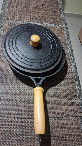 Frigideira de ferro. 1,570 litros. Tampa de ferro. Marca Santana. Nova