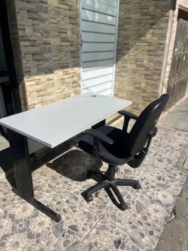 Mesa de escritório com cadeira 