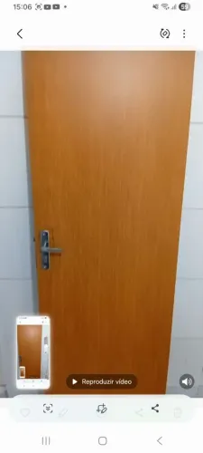 Porta de madeira para quarto medindo 60 de largura por 2.10de comprimento
