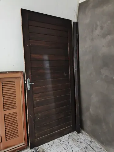 Porta de Madeira Maciça com Batente - 1,90m x 2,20m
