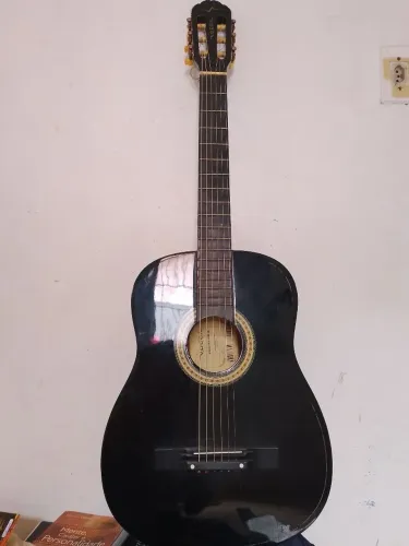 VIOLÃO PRETO USADO ESTÁ EM PERFEITO ESTADO.MUITO BOM PRINCIPALMENTE PARA INICIANTES.