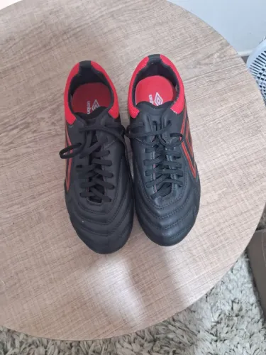 Vende-se Chuteira nr 38, preta Umbro, semi nova, pouco uso
