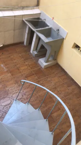 Alugo casa arejada e segura