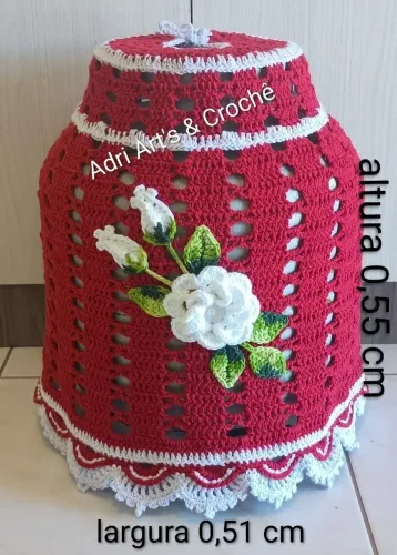 Capa vermelha com flor e botões brancos para botijão de gás 13 kg