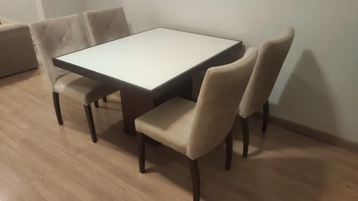 Mesa e cadeiras de jantar