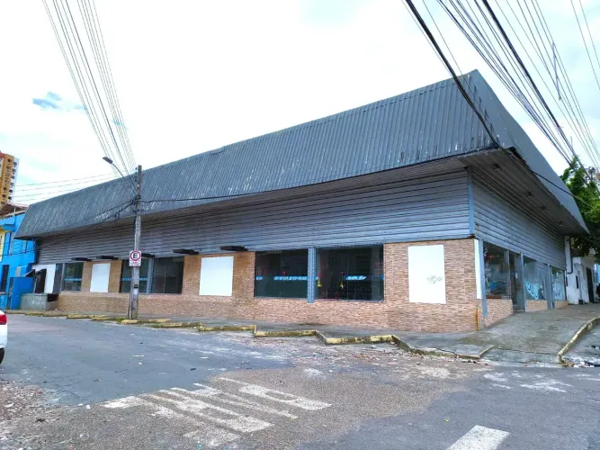 Imóvel para aluguel e venda tem 770 metros quadrados com 5 quartos em Flores - Manaus - AM