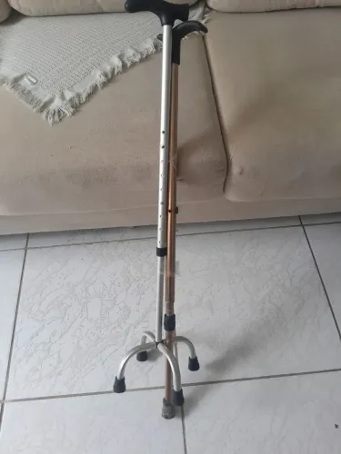 2 bengala- uma bengala de alumínio e uma de quatro pontas também de alumínio 