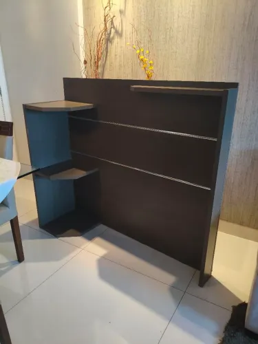 Cabeceira de cama de solteiro com parteleiras