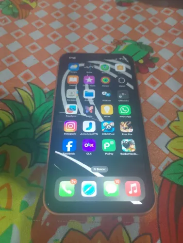 iPhone XR na carcaça do 17 pro Max        