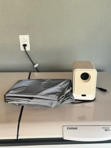 Projetor AOC com tela de projeção