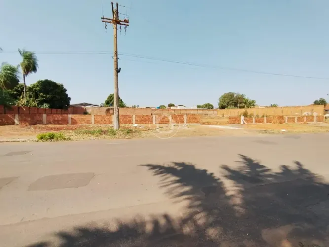 TERRENO NA ENTRADA DAS MORENINHAS