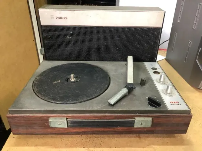 Vitrola Antiga Philips 610 - No Estado (Para Restauro ou Peças)
