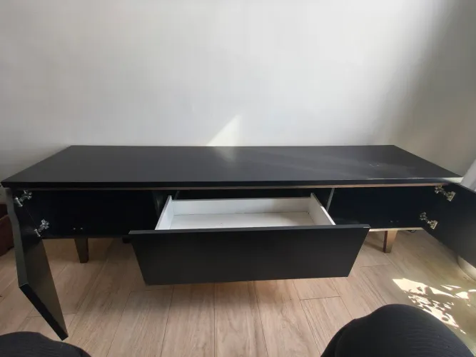 Rack preto para sala