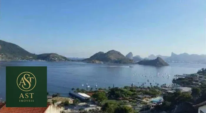 AST IMÓVEIS VENDE casa em condomínio fechado com com 5 quartos sendo 2 suítes, 570 m² por 