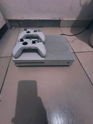 XBOX ONE S 2 CONTROLES E 1TB E VARISO JOGOS