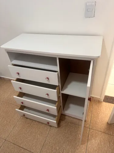 Cômoda com 4 gavetas e porta
