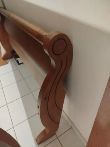 Cama Queen em madeira maciça,com colchão em molas ensacadas individualmente.
