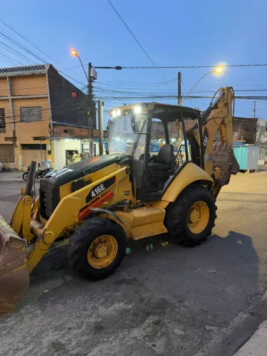 Maquina retroscavadeira