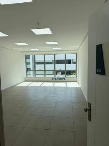Sala pronta para uso com 180m2 e 4 vagas no SC401 Square Corporate