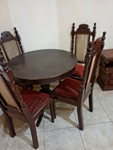 Mesa com 90cm de diâmetro com 4 cadeiras. Perfeito estado