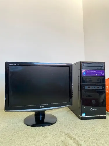 Vendo Monitor e CPU  