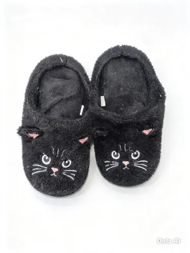 Estas são pantufas de pelúcia pretas com design de rostinho e orelhinhas de gato