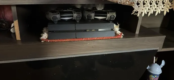 Vende-se PS4 com 2 controles